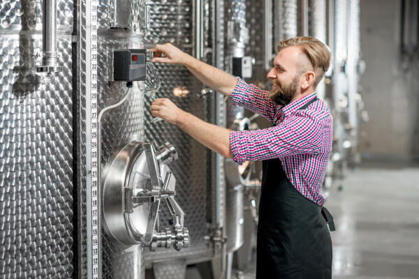 Weinproduktion in modernen Fabriken