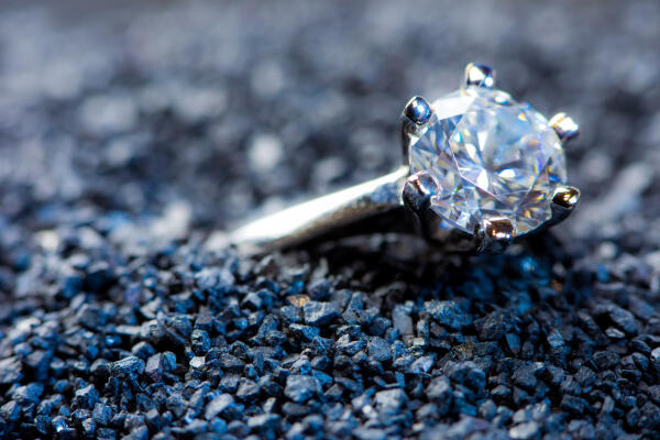 Edelsteinschleifer bringen Edelsteine und Rohdiamanten in die richtige Form