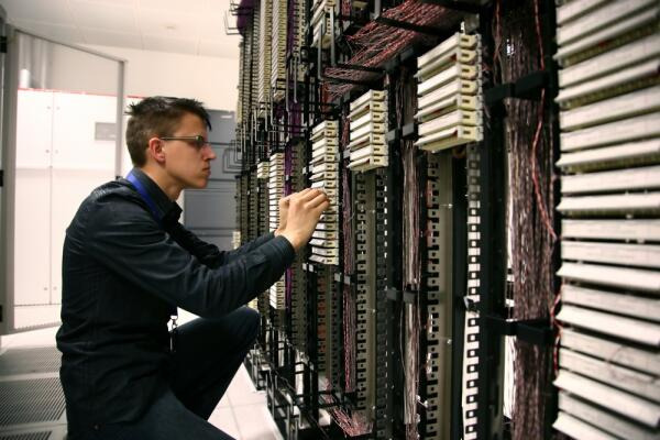 Im Serverraum Tests an einem Firmennetzwerk durchführen