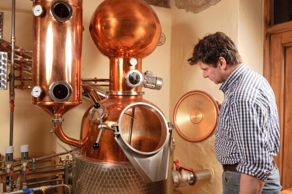 Brenner kontrolliert den Destillationsprozess