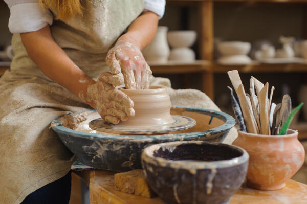 Keramiker arbeiten mit Töpferscheiben