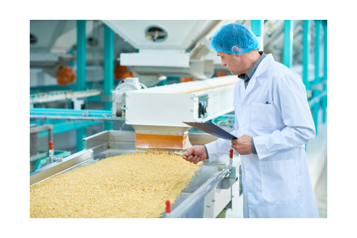 Lebensmitteltechniker überwacht Produktion