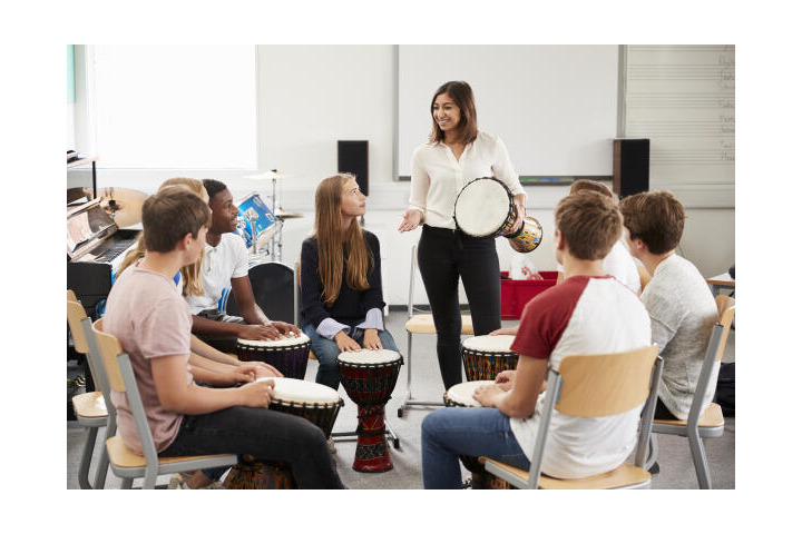 Musikpädagogin unterrichtet Schülerinnen