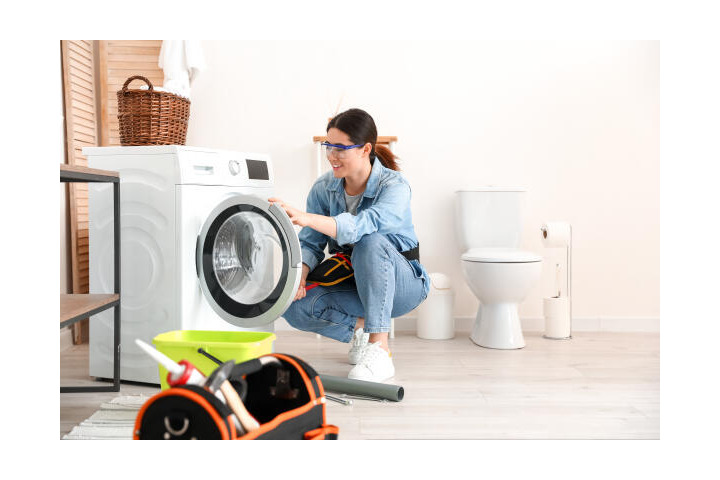 Elektrofachkraft für festgelegte Tätigkeiten installiert Waschmaschine