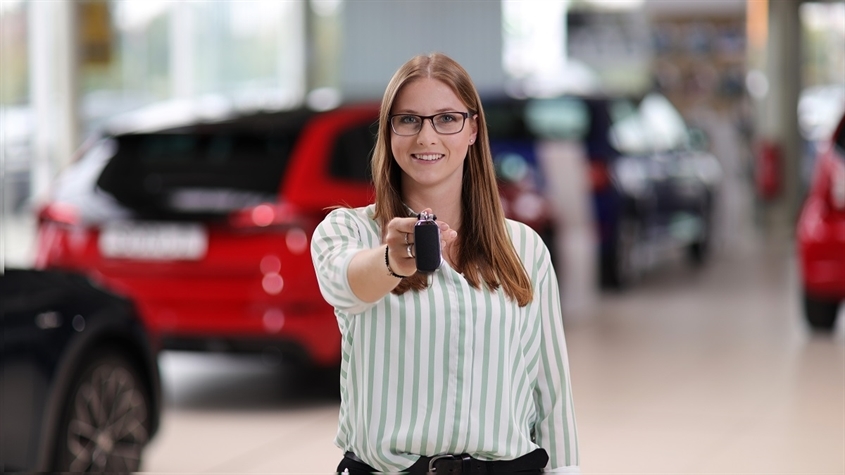 Autohaus MOTHOR GmbH: Bithja hat Ihre Ausbildung zur Automobilkauffrau bei uns mit Auszeichnung bestanden!