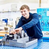 Ausbildung als Werkzeugmechaniker bei der ERNST Umformtechnik GmbH Ausbildung als Werkzeugmechaniker bei der ERNST Umformtechnik GmbH