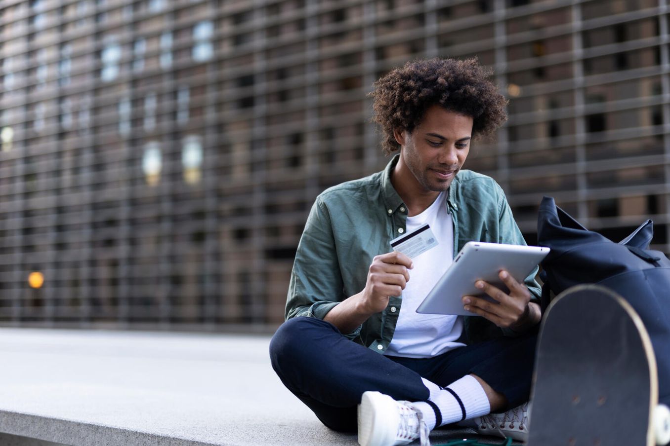 Internationaler Studentenausweis – Junger Mann mit ISIC und Tablet