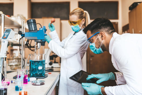 Chemielaborjungwerker unterstützen Chemiker bei Laborarbeiten Chemielaborjungwerker unterstützen Chemiker bei Laborarbeiten