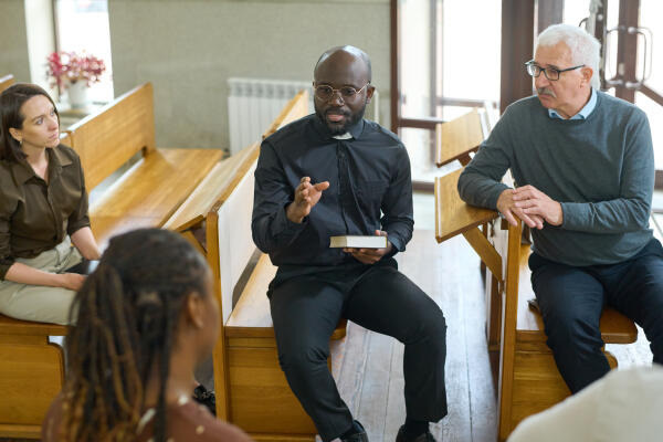 Priester redet mit Kirchengemeinde