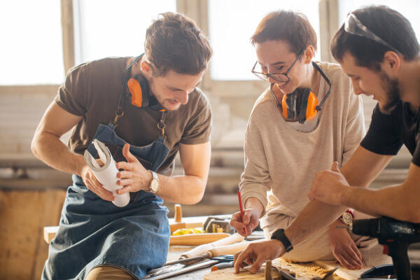 Geigenbauer arbeiten mit Holz und Werkzeugen