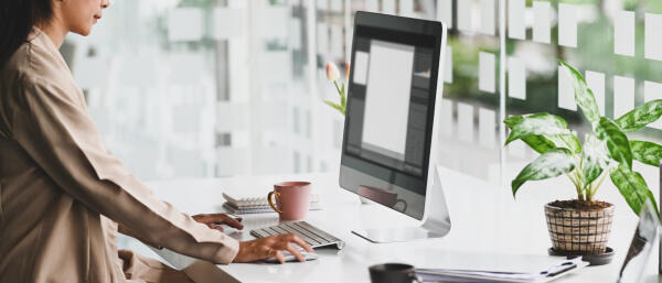 Glas- und Porzellanmaler erstellen Entwürfe am Computer Glas- und Porzellanmaler erstellen Entwürfe am Computer