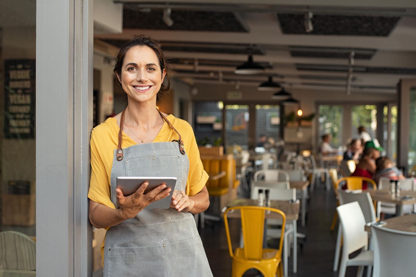 Fachmann fuer Systemgastronomie – Frau mit Tablet