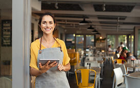 Fachmann für Systemgastronomie – Frau mit Tablet Fachmann fuer Systemgastronomie – Frau mit Tablet