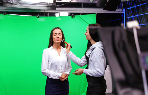 Maskenbildnerin schminkt Moderatorin Maskenbildnerin schminkt Moderatorin
