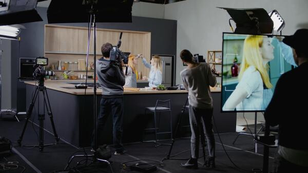 Fernsehköchin wird abgepudert Fernsehköchin wird abgepudert