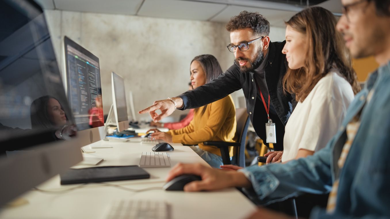 Medieninformatik Studium – Dozent erklärt Studentin etwas am Computer