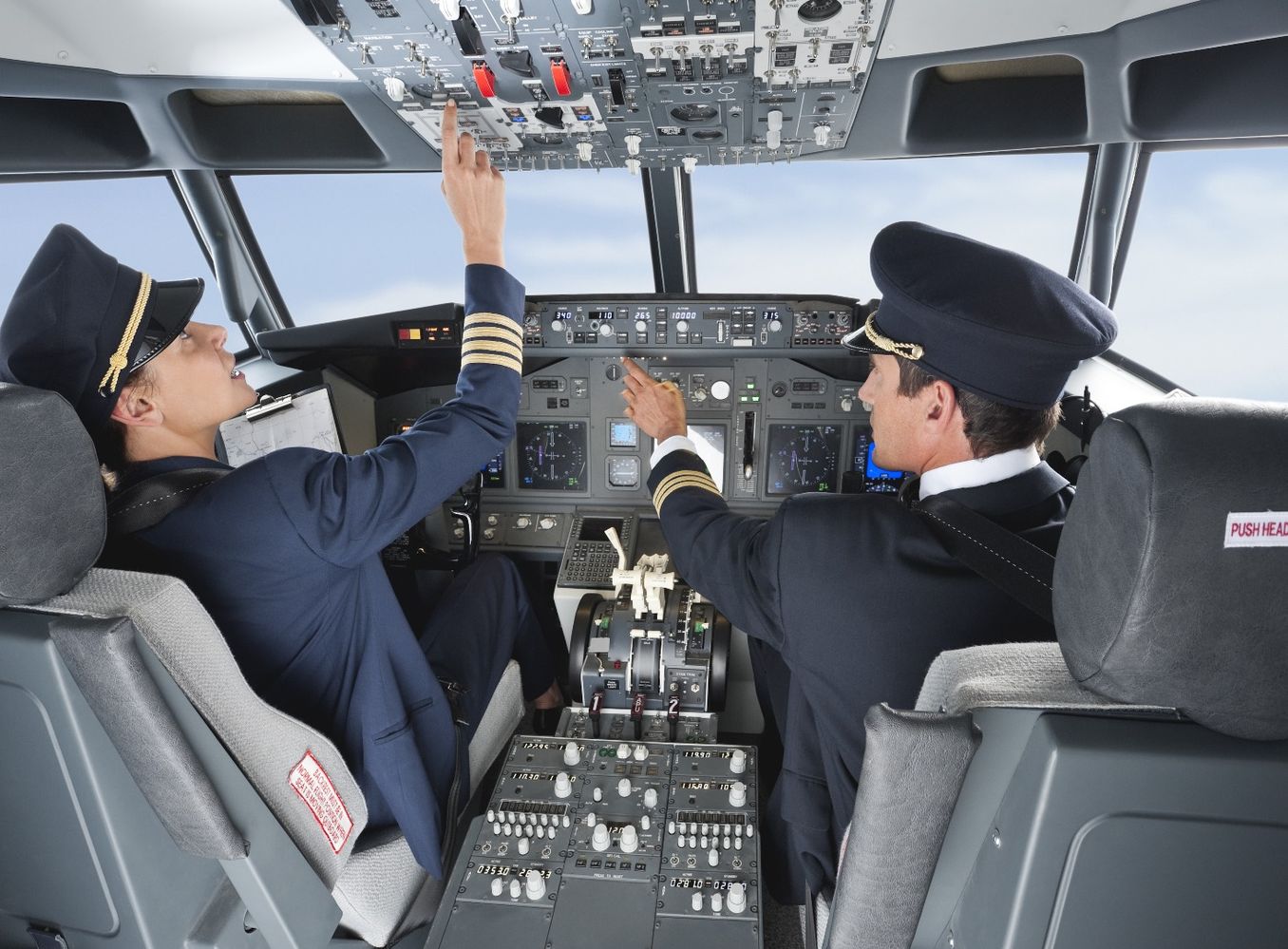 Zwei Piloten im Cockpit