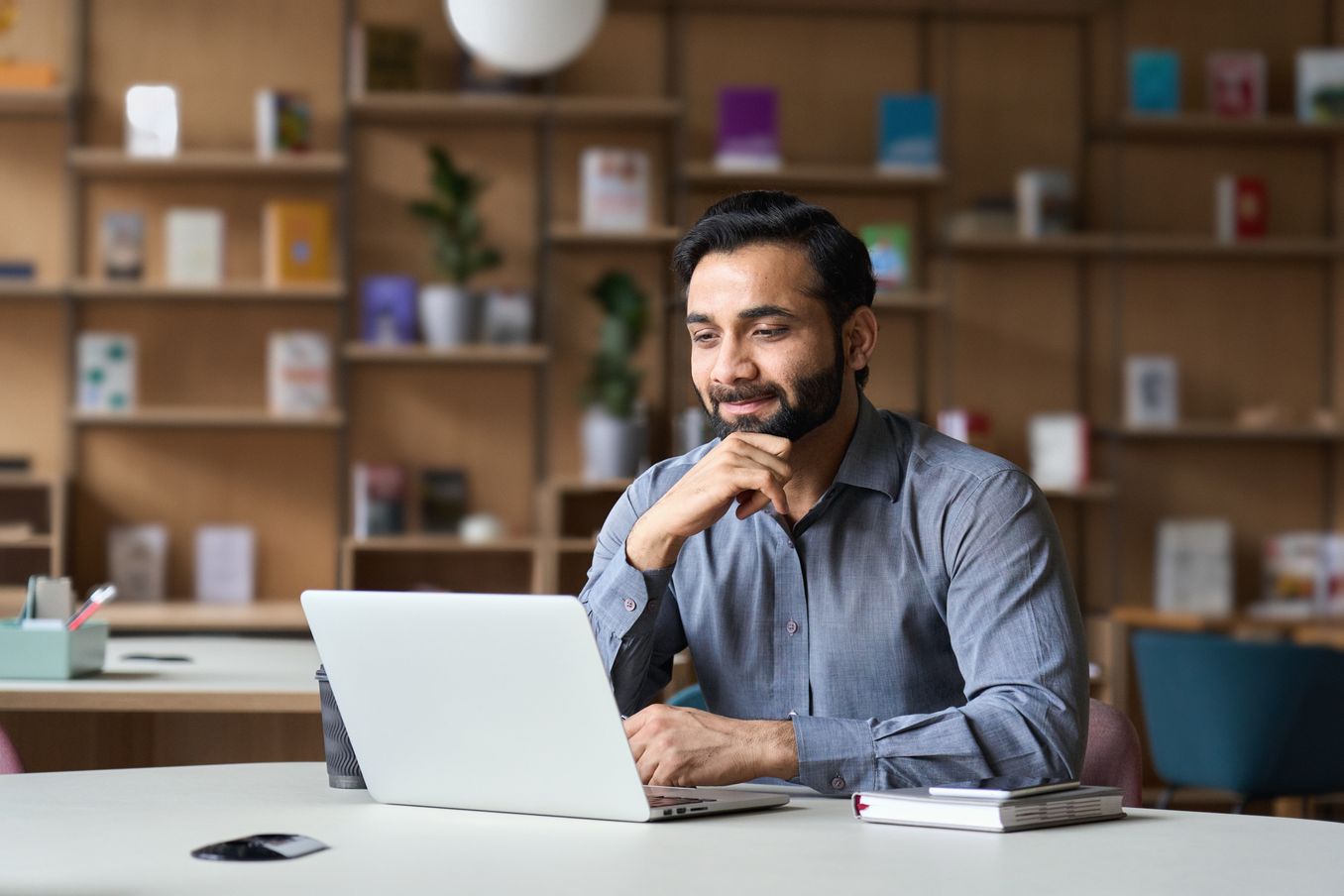 Duales Studium Wirtschaftswissenschaft – Student arbeitet an seinem Laptop