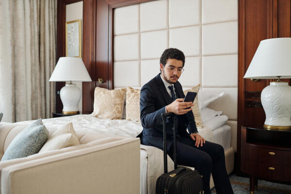 Hoteltester macht sich Notizen Hoteltester macht sich Notizen