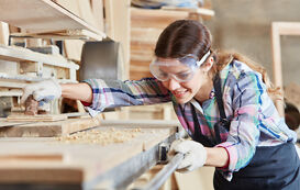 Tischler bei der Arbeit Tischler bei der Arbeit