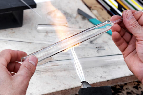Glasbläser erhitzt Glasröhre Glasbläser erhitzt Glasröhre