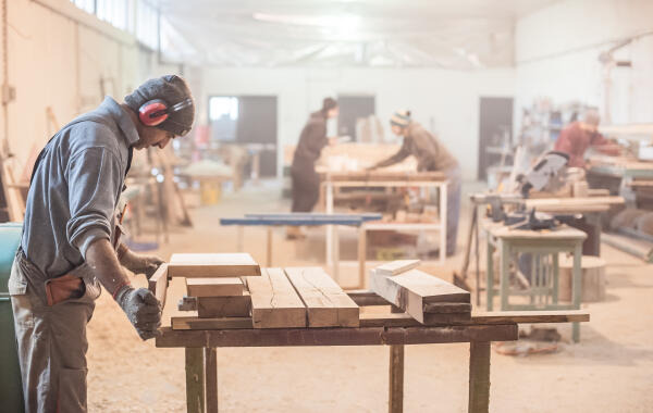 Orgelbauer baut Orgel aus Holz