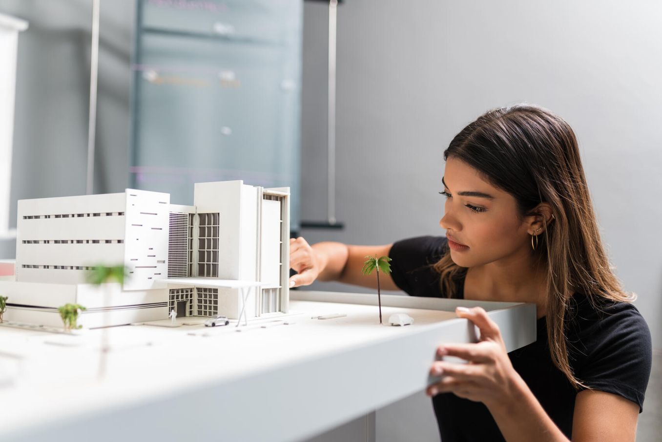 Architektur Einstiegsgehalt – Architektin mit Modell