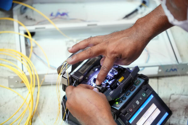 Glasfasermonteure arbeiten mit technischen Geräten Glasfasermonteure arbeiten mit technischen Geräten
