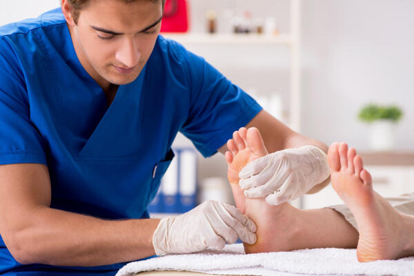 Orthopäde tastet Körper ab Orthopäde tastet Körper ab