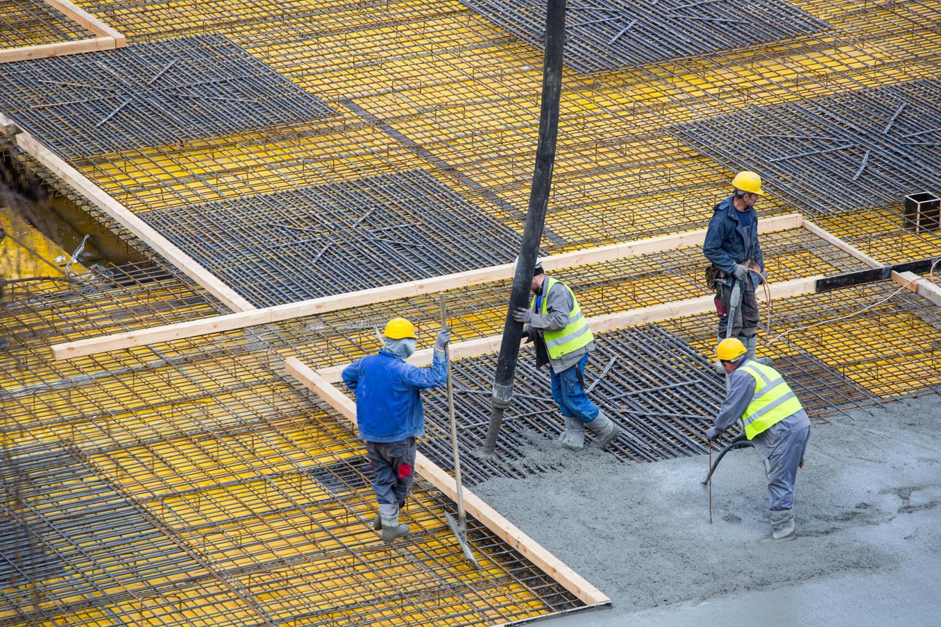 Beton- und Stahlbetonbauer bei der Arbeit