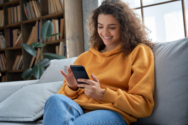 Social Media Managerin am Handy Social Media Managerin am Handy