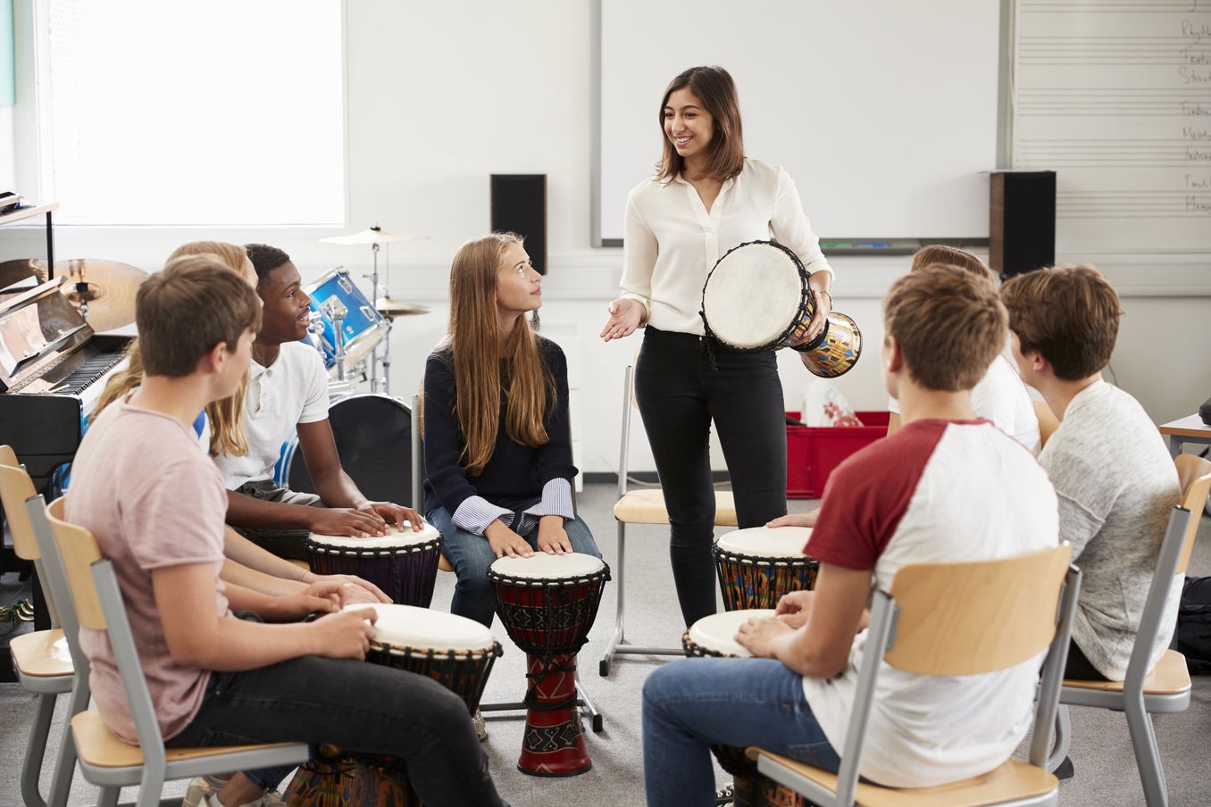 Musiklehrerin im Gruppenunterricht.jpeg