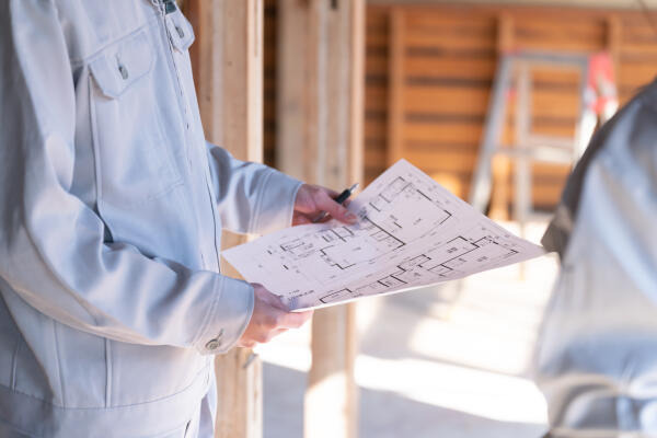 Brandschutzsachverständiger prüft Baustelle Brandschutzsachverständiger prüft Baustelle