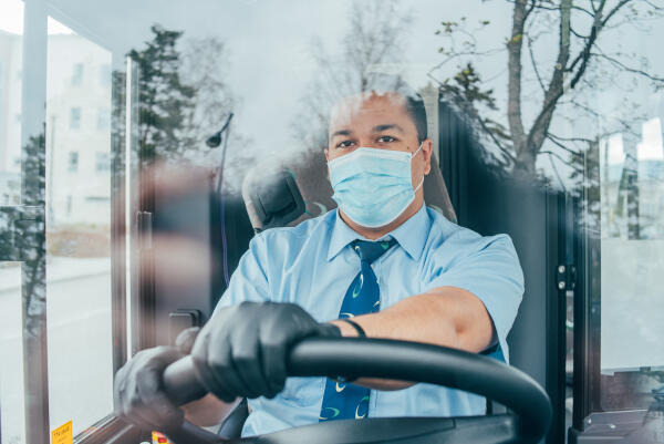 Busfahrer mit Maske