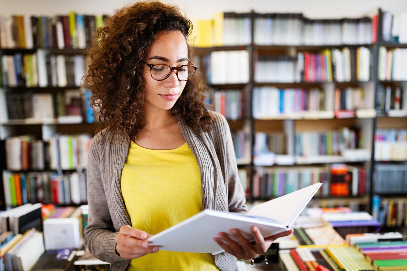 Teilzeitstudium – Studierende blättert in einem Buch