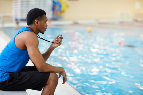 Bademeister gibt Schwimmunterricht