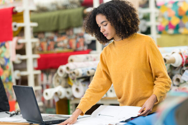 Textil- und Modenäherin erstellt Schnittmuster Textil- und Modenäherin erstellt Schnittmuster