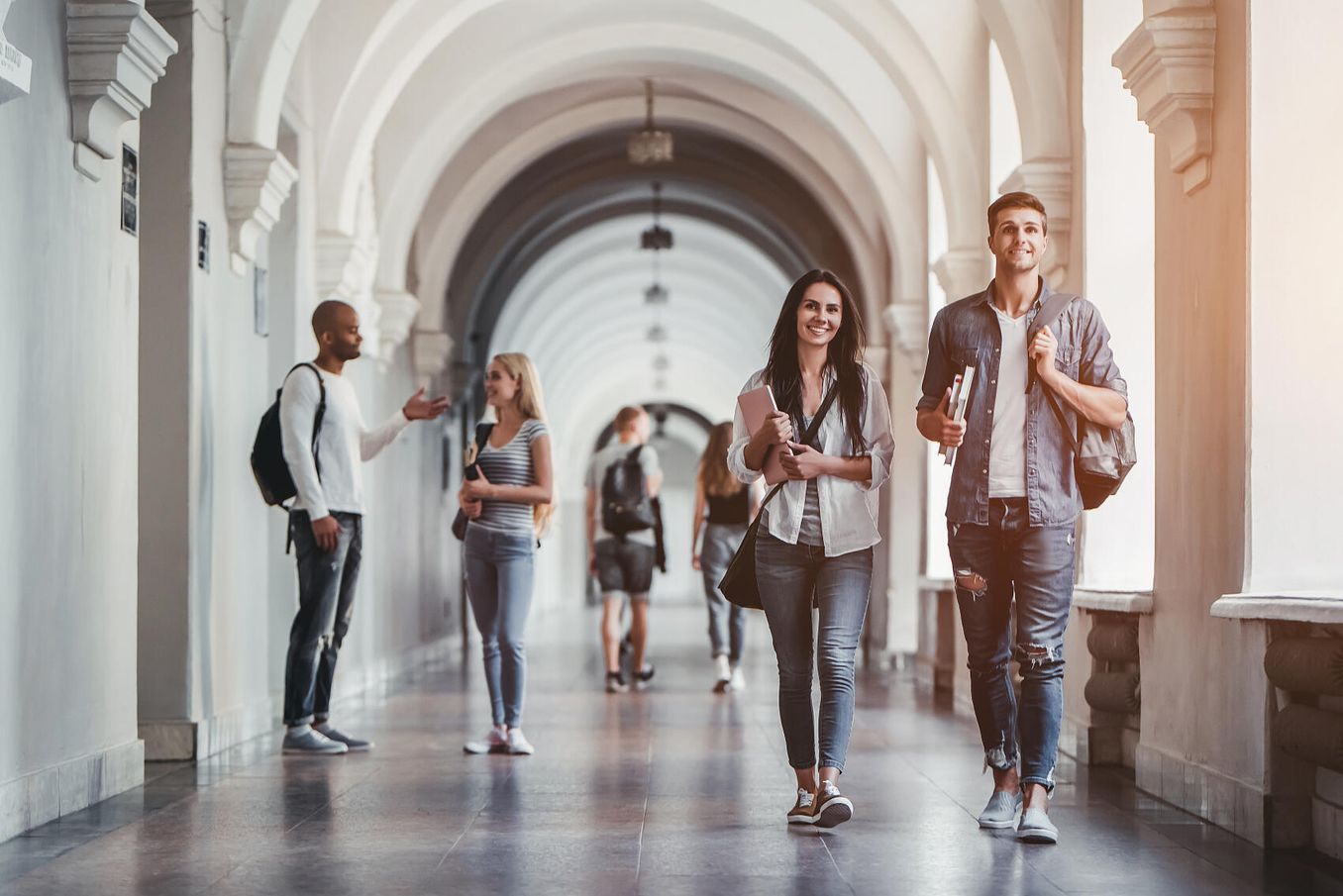 Studienbeginn  – Zwei studierende laufen zum ersten Mal durch die Universität