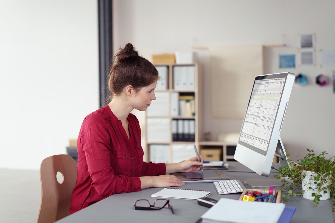 Sozialmanagement Studium – Sozialmanagerin sitzt am Computer