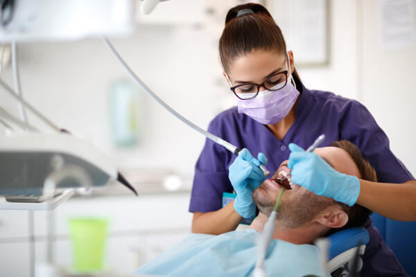 Prophylaxeassistenten führen Professionelle Zahnreinigungen durch Prophylaxeassistenten führen Professionelle Zahnreinigungen durch