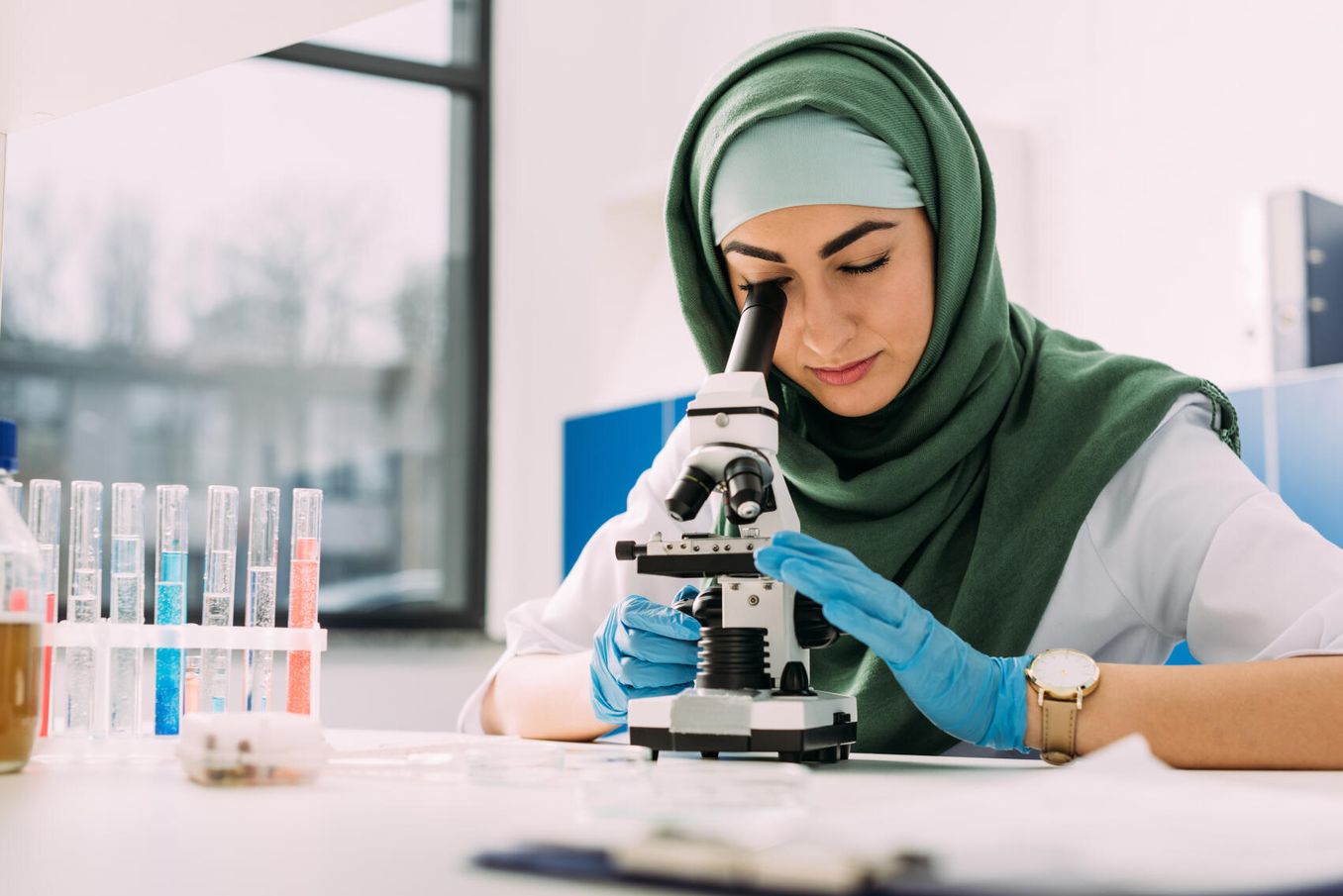 Biologie Studium – Studentin forscht am Mikroskop