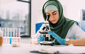 Biologie Studium – Biologin arbeitet mit Mikroskop Biologie Studium – Biologin arbeitet mit Mikroskop