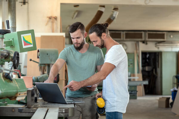 Holzbearbeitungsmechaniker besprechen Produktion Holzbearbeitungsmechaniker besprechen Produktion