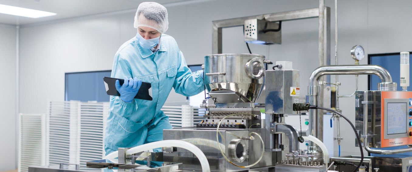 Pharmazie Einstiegsgehalt – Pharmazeut bei der Arbeit