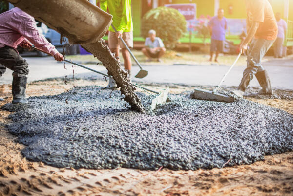 Straßenbauer verteilen frischen Asphalt Straßenbauer verteilen frischen Asphalt