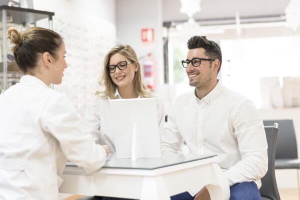 Augenoptikerin im Kundengespräch Augenoptikerin im Kundengespräch