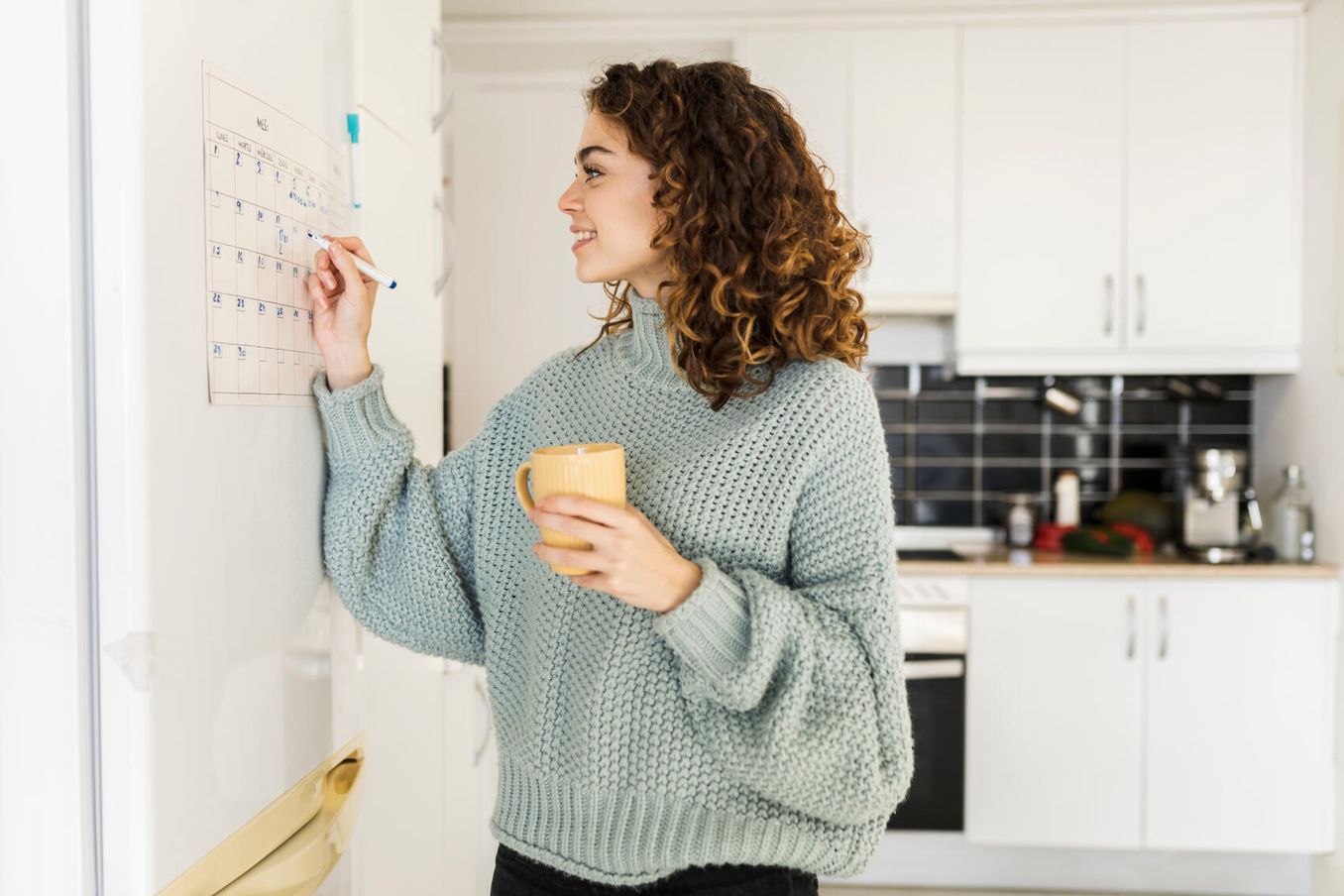 Frau zaehlt ihre Wartesemester im Kalender