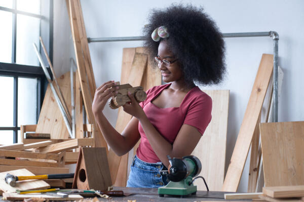 Bildhauerin stellt Modell aus Holz her Bildhauerin stellt Modell aus Holz her