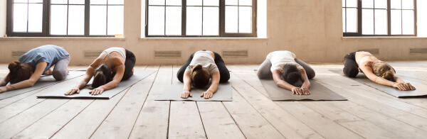 Yogalehrer arbeiten in Gymnastik- und Sporthallen