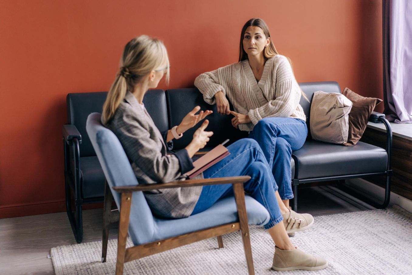 Psychotherapeut in Sitzung mit Patientin